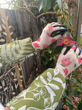 Rose with Green and White Leaves sleeve