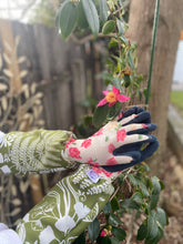 Rose with Green and White Leaves sleeve